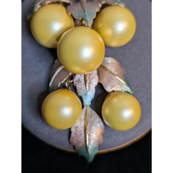 Vintage Rare LISA SCHALLERT Golden Faux Pearl Nouveau Articulated Grapes Brooch - Picture 3 of 12